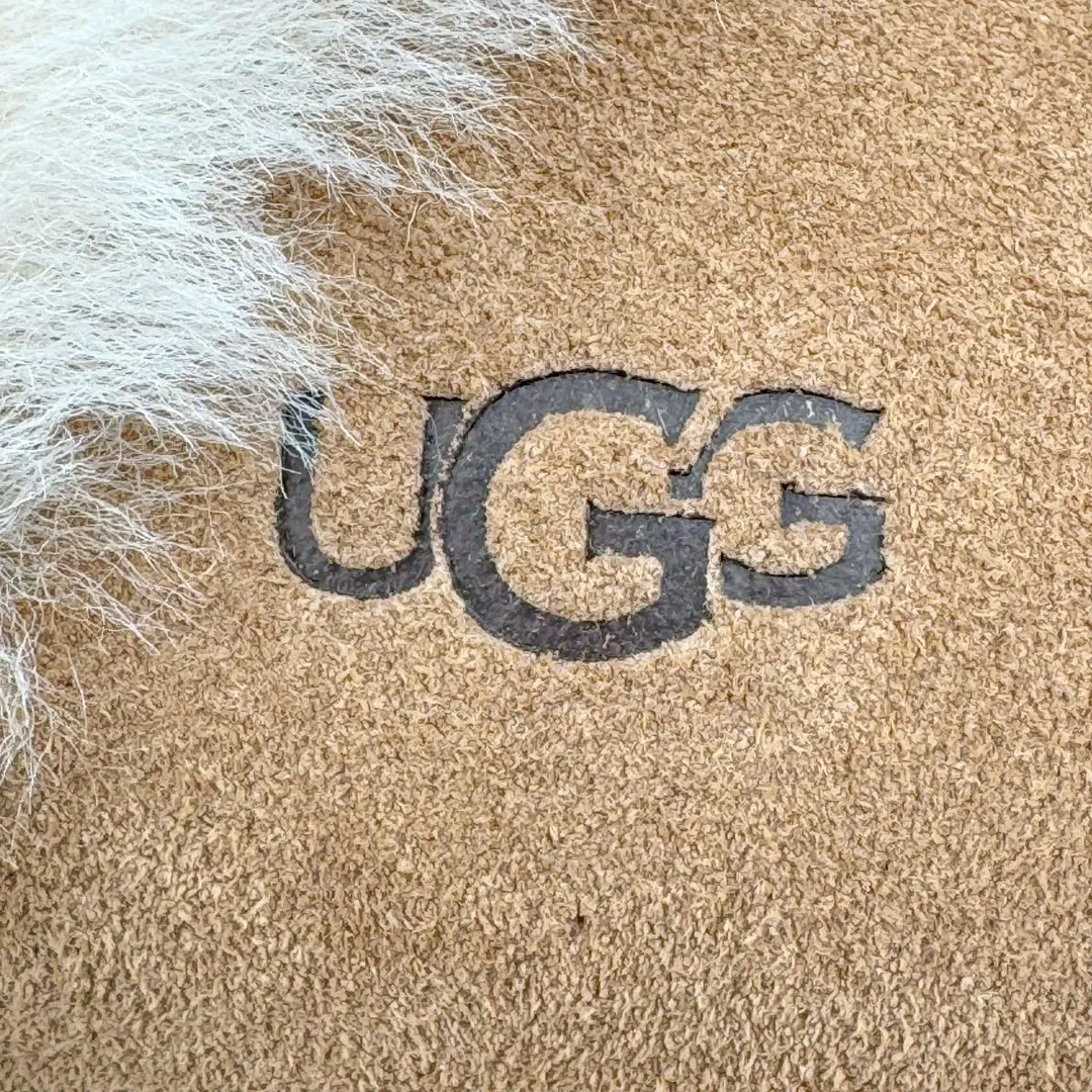 Pick up locally💰440 UGG 2550 Classic autumn and winter sheepskin and fur integrated snow boots. All shoes are made of ZP. Longfeng A-grade Australian imported sheepskin and fur integrated brand OEM production line. Fully follow the ZP process. OEM original pattern maker. Adhering to the principle of no original shoe development and selection. Pay attention to every detail. The most authentic version on the market. TREADLITE "light wing" technology outsole. Lightweight/durable/flexible/pile size: 35 36 37 38 39 40 41 Coding: by2936060